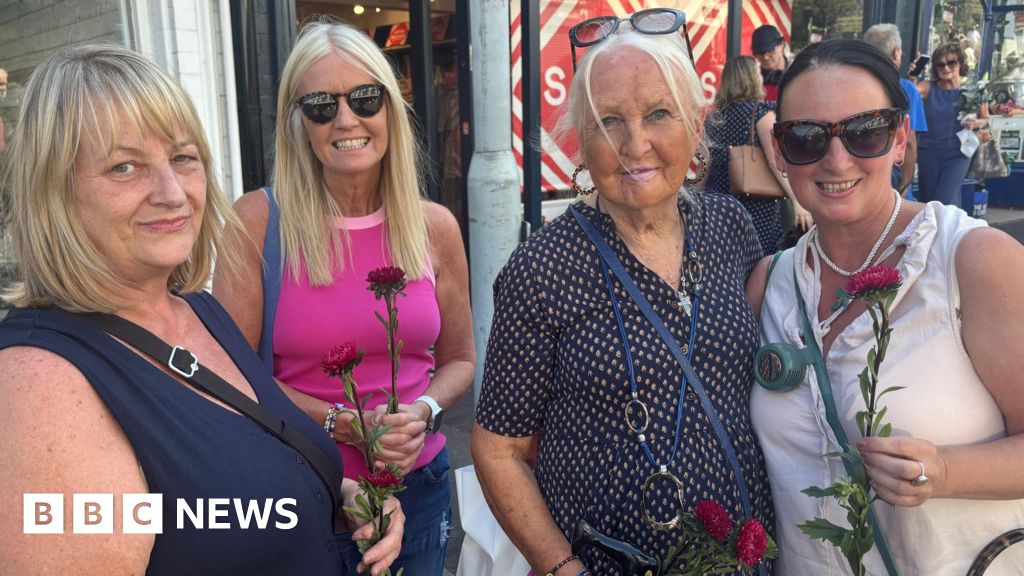 Bonnie Tyler's celebration of life attended by fans in Mumbles - BBC