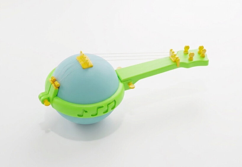 3D printed banjo uses party balloon as its sound box to explore how air changes the tone - 3