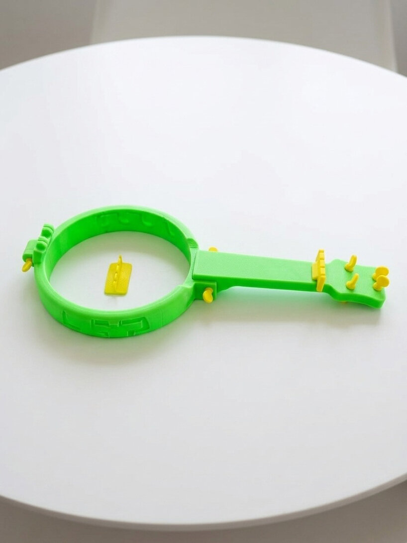 3D printed banjo uses party balloon as its sound box to explore how air changes the tone - 5