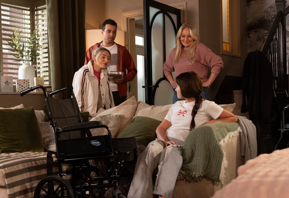 Lauren Bolton, Ollie Driscoll, DS Lisa Swain, Betsy Swain, Coronation Street lauren bolton, ollie driscoll, ds lisa swain, betsy swain, coronation street