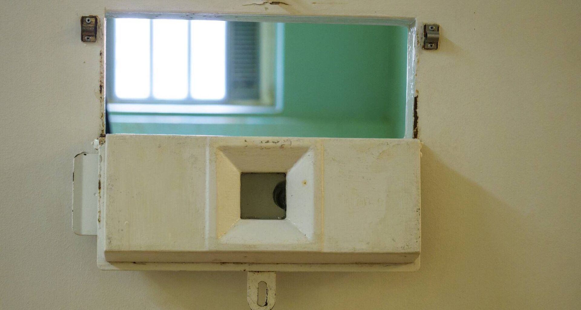 Woman who tried on €3.6k diamond ring in Cork jewellers and replaced it with fake one jailed