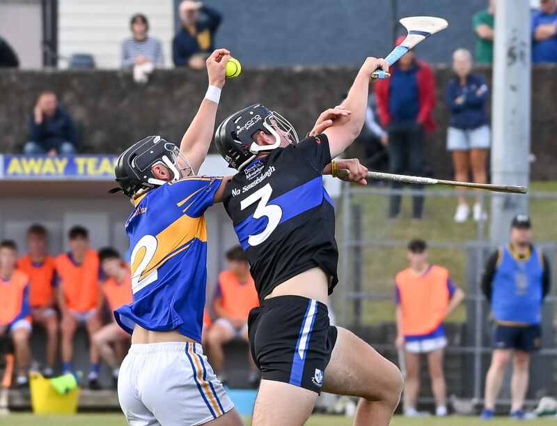  Carrigtwohill's Sam Ring wins possession ahead of Sarsfields' Tom O'Flynn during their Premier 1 MHC clash at Carrigtwohill. Picture: David Keane