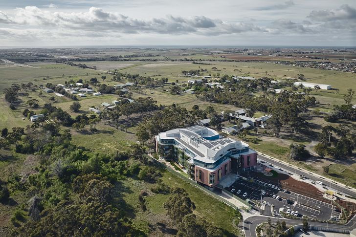 Carefully arranged colours and materials allows the building to reflect, rather than dominate, the open landscape.