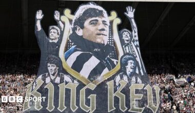 Newcastle and Liverpool applauded the late Kevin Keegan before kick off