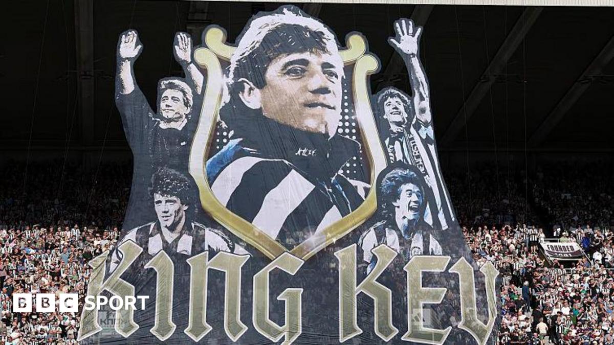 Newcastle and Liverpool applauded the late Kevin Keegan before kick off