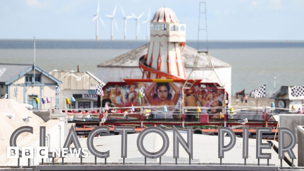 Clacton voters go to the polls in Westminster by-election - BBC