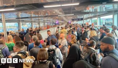 Bristol Airport disruption a 'shambles' as flights restart - BBC