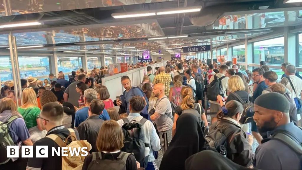 Bristol Airport disruption a 'shambles' as flights restart - BBC
