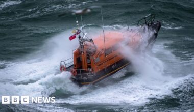 Two missing as French fishing boat sinks in Channel - BBC