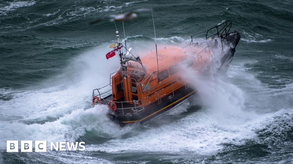 Two missing as French fishing boat sinks in Channel - BBC