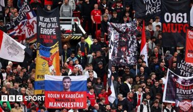 An image of a group of Manchester United fans inside Old Trafford