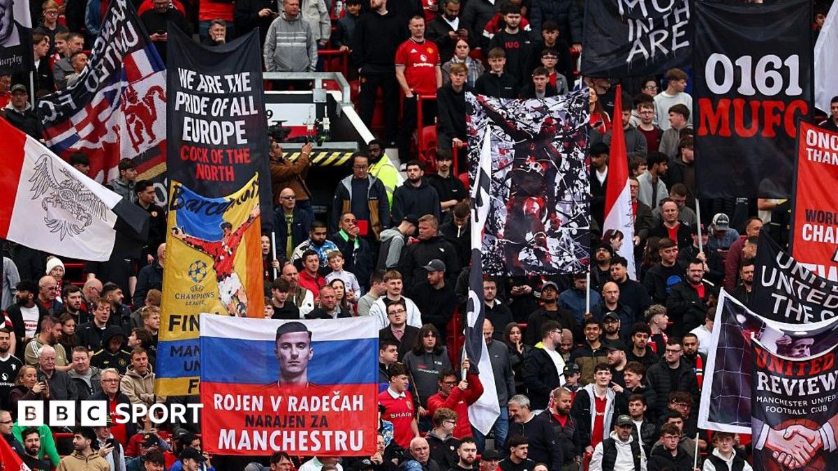 An image of a group of Manchester United fans inside Old Trafford
