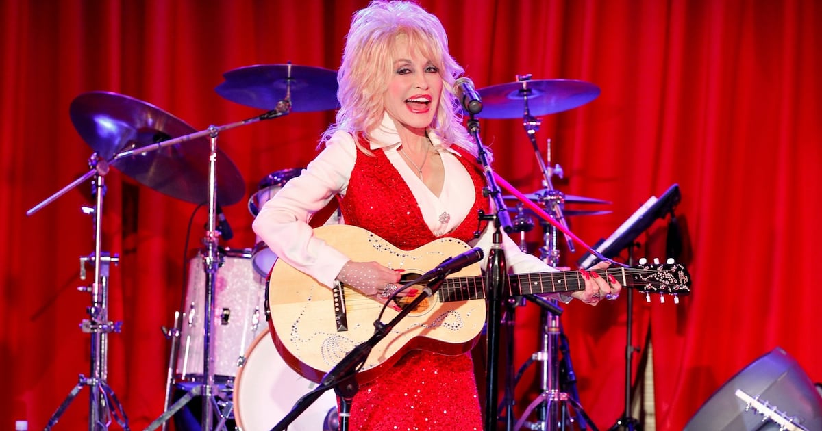 Dolly Parton’s sister reveals singer offered to test experimental cancer drugs before she died – The Irish Times