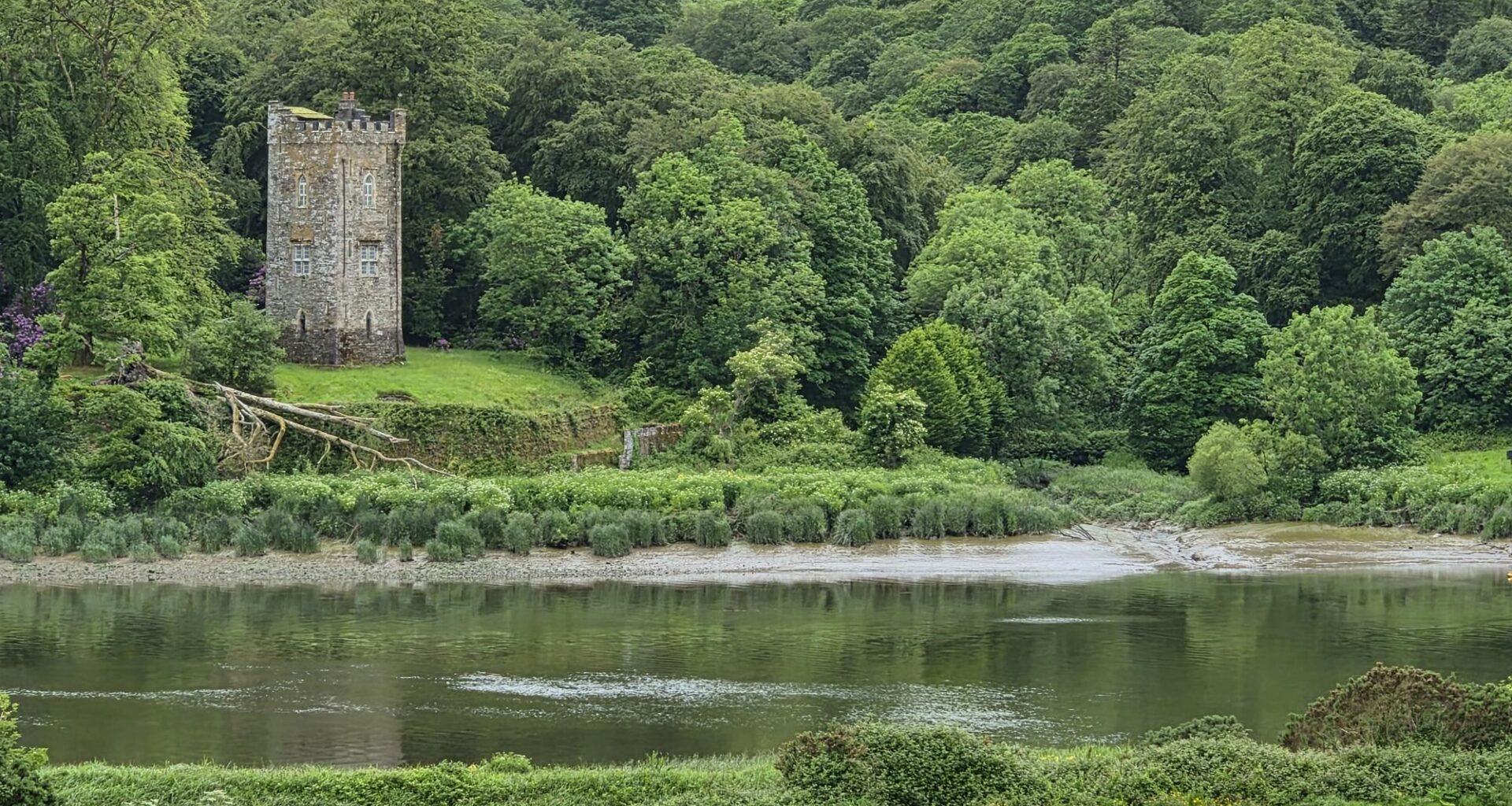 Mark Zuckerberg and Priscilla Chan new owners of a castle in the South East