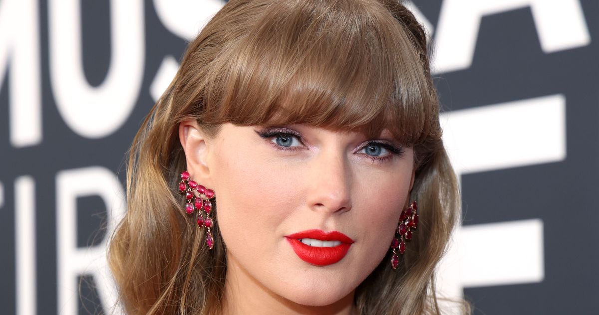 Taylor Swift Does One More Mashup for the Grammy Museum
