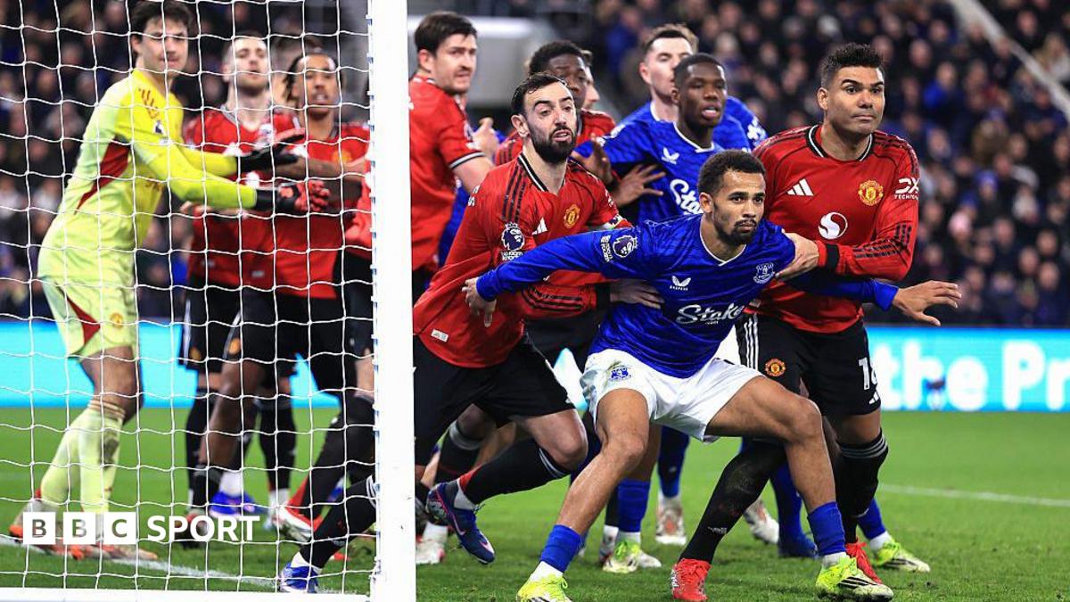 Iliman Ndiaye of Everton holds back Bruno Fernandes and Casemiro of Manchester United as players jostle at a corner kick