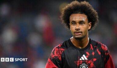Joshua Zirkzee, wearing a black and red patterned Man United training top