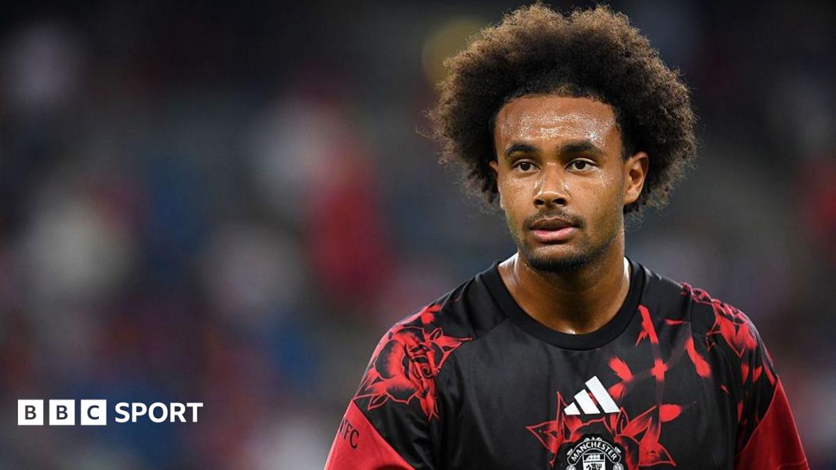 Joshua Zirkzee, wearing a black and red patterned Man United training top