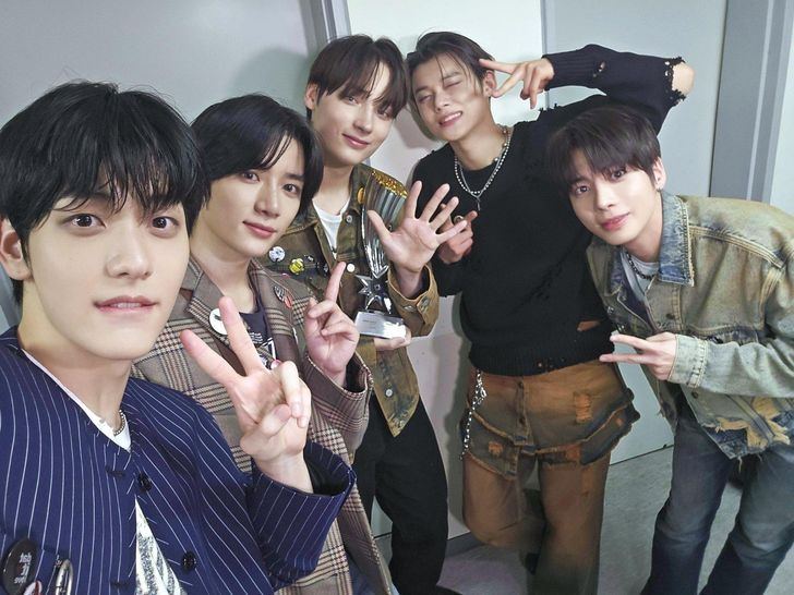 K-pop boy group Tomorrow X Together / Captured from Tomorrow X Together's X