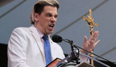 British far-right commentator Milo Yiannopoulos detained by ICE