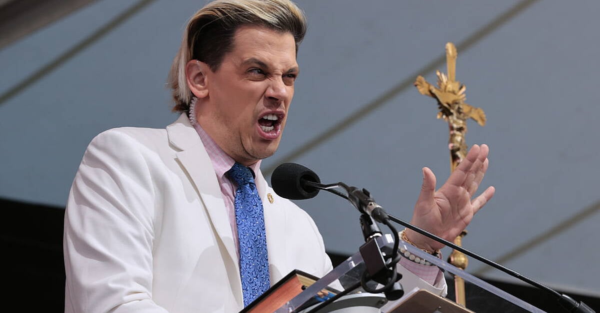 British far-right commentator Milo Yiannopoulos detained by ICE