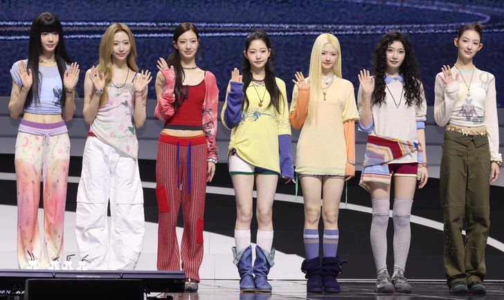 K-pop girl group TUIDE members, from left, Seah, Elena, Seoyeon, Jia, Seohee, Saki and Yi Hani, pose during a media showcase for the group's debut EP 'TUNE & PLAY' at YES24 Live Hall in Seoul's Gwangjin District, Monday. Yonhap