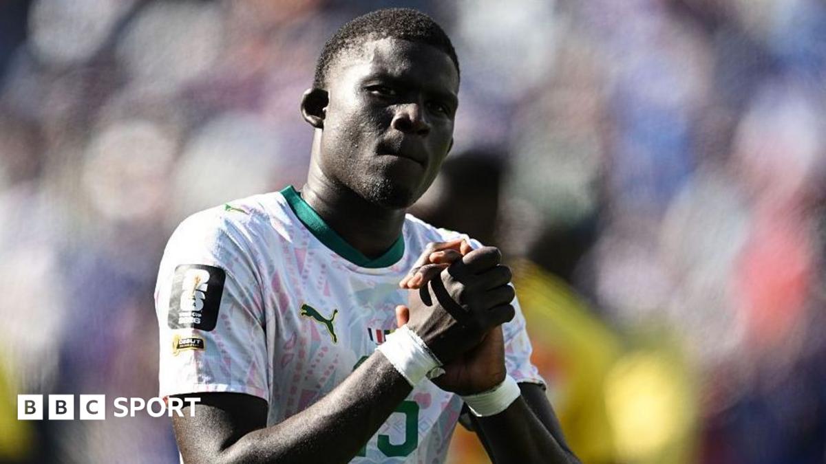 El Hadji Malick Diouf claps while playing for Senegal