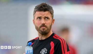 Michael Carrick signs autographs for Manchester United fans after the pre-season victory against Leeds at Croke Park