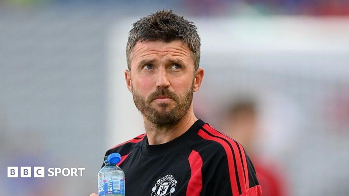Michael Carrick signs autographs for Manchester United fans after the pre-season victory against Leeds at Croke Park