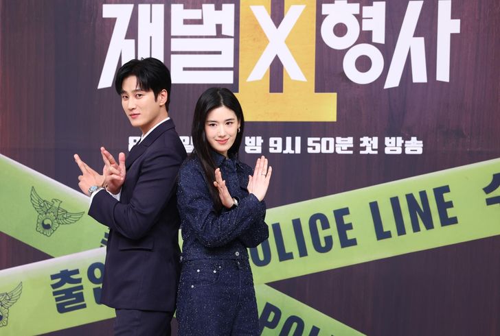 Actors Ahn Bo-hyun, left, and Jung Eun-chae pose at a press conference for the SBS drama series 'Flex X Cop 2' in Seoul, Tuesday. Yonhap