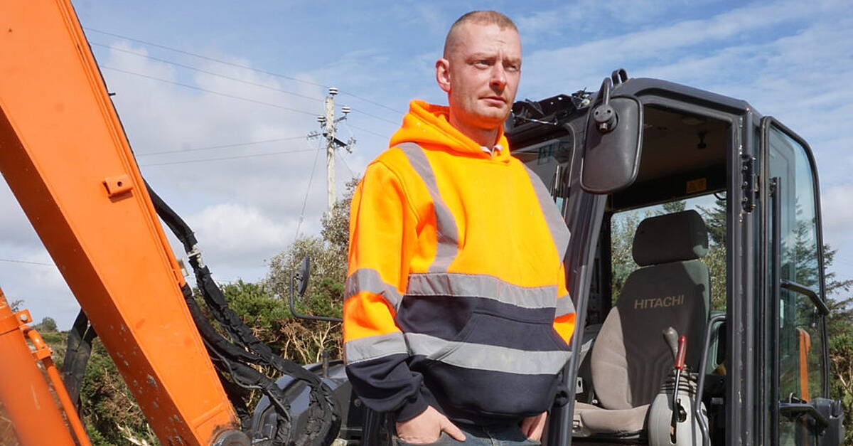 Gortahork contractor Jamie O’Brien flies Donegal flag in TG4’s Contractors