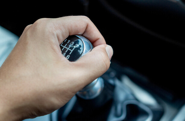 Should automatic drivers be able to convert their licence to manual without retesting?