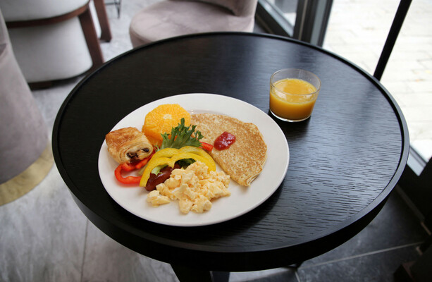 We have endured tiny glasses at hotel breakfasts for too long. Here is my proposed solution