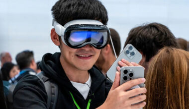 Apple Cuts Jobs in Siri, Vision Pro Immersive Video and Gaming Teams