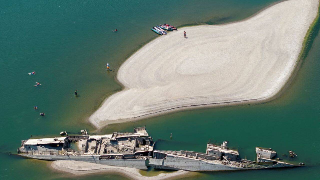 Along the Danube, old German warships from the Second World War have become visible (Photo: The Guardian) People swimming near a sunken German warship in Prahovo, Serbia. (Photo: The Guardian)<br>