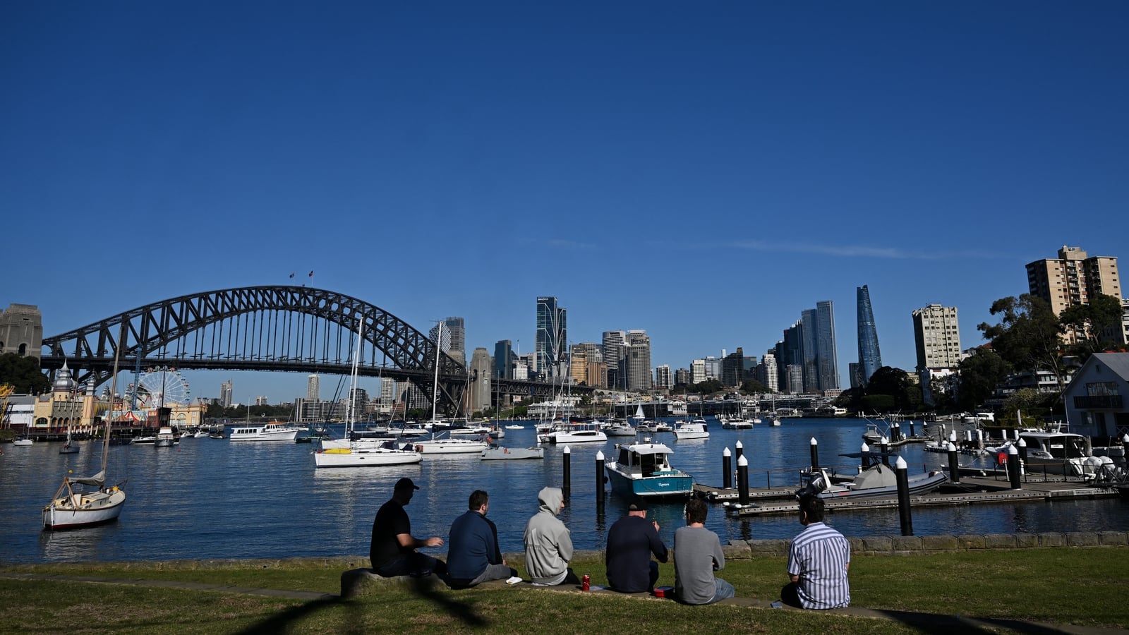 Australia to detain tourists who overstay visa
