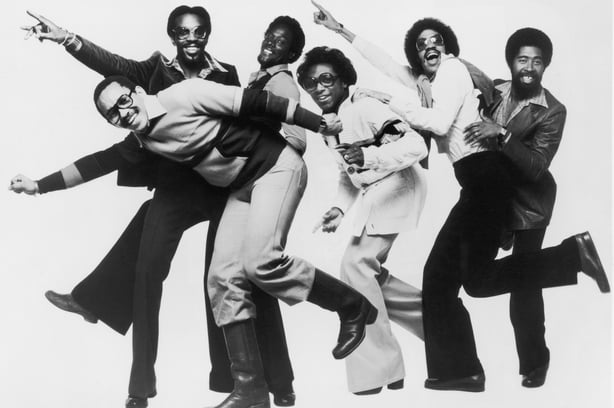 1977: Full-length studio portrait of the American R&B and funk group the Commodores striking a pose of moving in a forward direction. Lead singer Lionel Richie is second from the right. The other members are guitarist Thomas McClary, keyboardist Milan Williams, drummer Walter Orange, trumpeter Willi