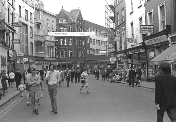 Pedestrians on a traffic free Grafton Street. Photo by Eve Holmes (1971)
