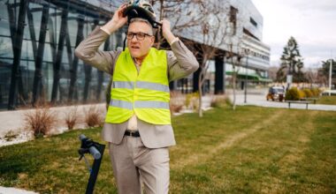 New helmet and high-vis e-scooter regulations in effect