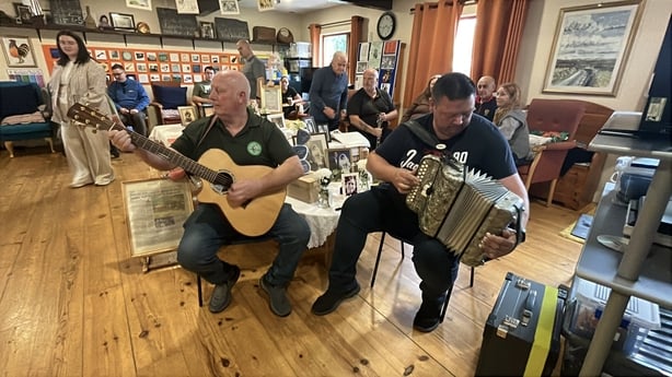 Paddy Barry (L) and William Dundon (R) on the guitar and box in the hall