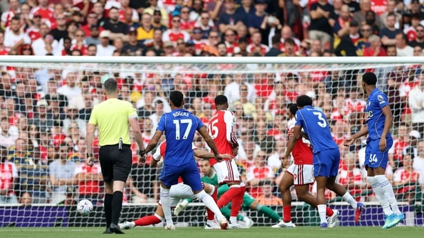 LONDON, ENGLAND - SEPTEMBER 06: Morgan Rogers of Chelsea scores his team's first goal with teammates during the Premier League 2026/27 match between Arsenal FC and Chelsea FC at Emirates Stadium on September 06, 2026 in London, England. (Photo by Ryan Pierse/Getty Images)