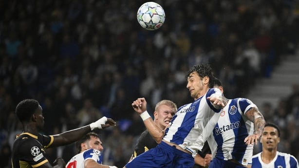 FC Porto's Polish defender #04 Jakub Piotr Kiwior (C) heads the ball next to Manchester City's Norwegian forward #09 Erling Haaland (CL) during the UEFA Champions League first round day 1 football match between FC Porto and Manchester City at Dragao stadium in Porto on September 8, 2026. (Photo by M