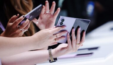 Samsung tries to draw iPhone users to its foldables amid Apple entry