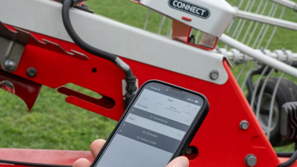 Connect telemetry unit on each implement feeds data to the Harvest Assist app © Pottinger