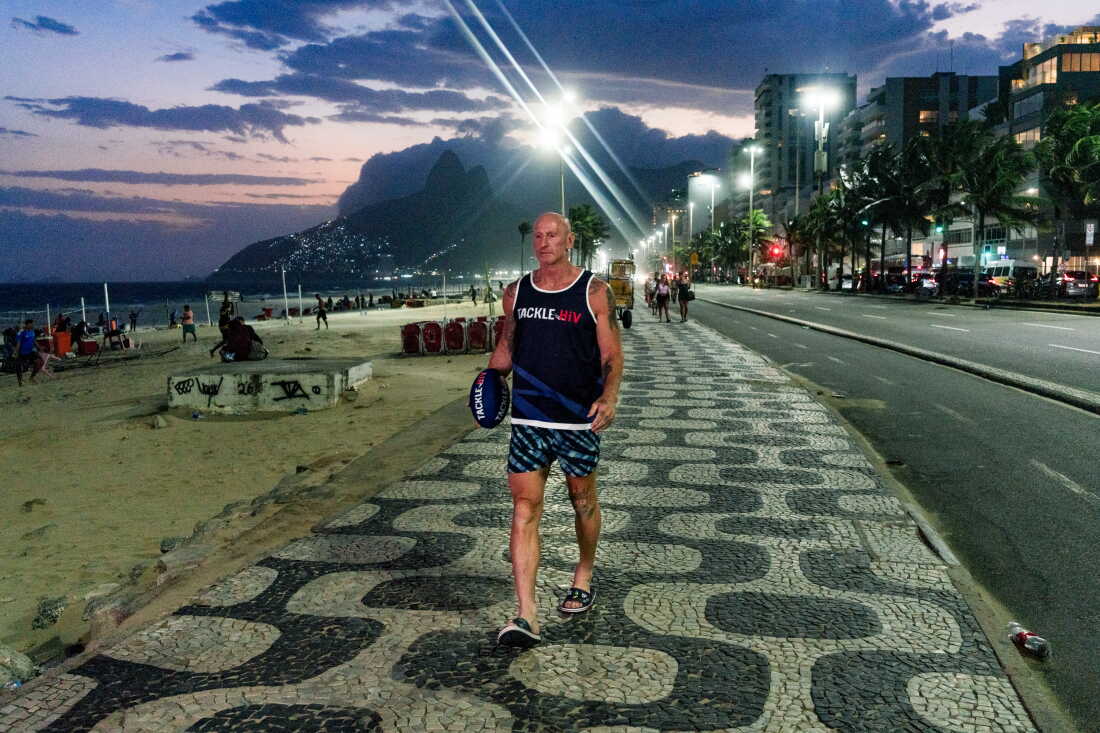 Rugby legend Gareth Thomas poses for a portrait during a campaign in Rio's beach Ipanema Tacke Hiv. Rio de Janeiro, Brazil. July 29, 2026. Photo: Ian Cheibub
