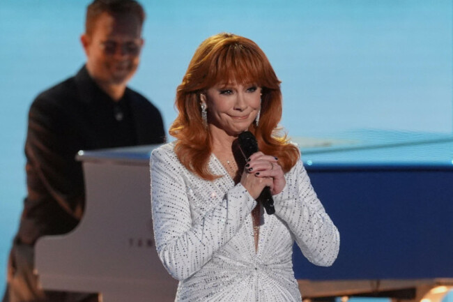 reba-mcentire-performs-appalachian-memories-in-tribute-to-dolly-parton-during-the-78th-emmy-awards-on-monday-sept-14-2026-at-the-peacock-theater-in-los-angeles-ap-photochris-pizzello
