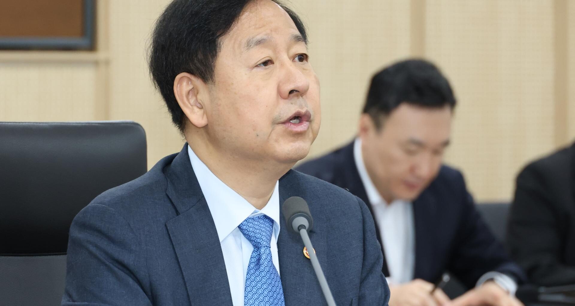 Finance Minister Koo Yun-cheol speaks during a meeting in the central city of Sejong, Friday. Yonhap