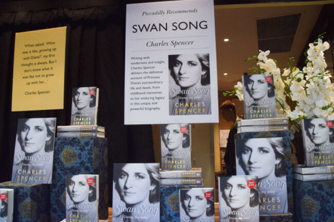 london-uk-22nd-september-2026-copies-of-the-book-swan-song-diana-my-sister-by-charles-spencer-are-displayed-in-a-bookstore-window-as-the-book-goes-on-sale-credit-vuk-valcicalamy