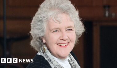 Tenko and Doc Martin actress Stephanie Cole dies aged 84 - BBC