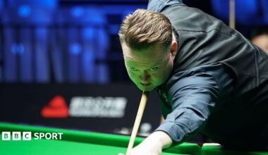 Shaun Murphy playing snooker